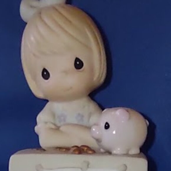 PRECIOUS MOMENTS A PENNY A KISS A PENNY A HUG FIGURINE WITH PIGGY BANK AND SIGN - Picture 8 of 9